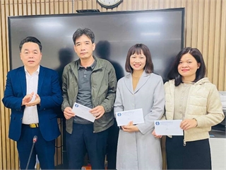 Công đoàn bộ phận Khoa học cơ bản tổ chức trao quà cho đoàn viên công đoàn nhân dịp Xuân Bính Ngọ 2026