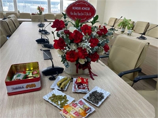 Lãnh đạo Khoa Khoa học cơ bản tặng hoa chúc mừng nữ cán bộ, giảng viên nhân Ngày Quốc tế Phụ nữ 8/3