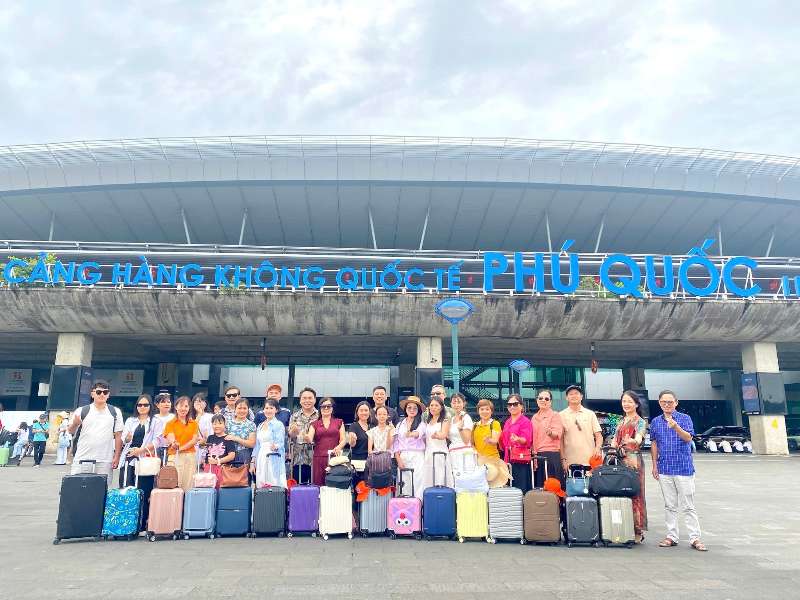 Công đoàn Khoa Khoa học Cơ bản tổ chức học tập và sinh hoạt hè tại Phú Quốc