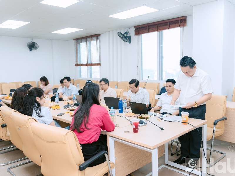 Khoa Giáo dục Đại cương tổ chức hội thảo khoa học: Bài toán ổn định cho lớp hệ phương trình vi/sai phân có trễ/có xung và điều khiển kích hoạt sự kiện
